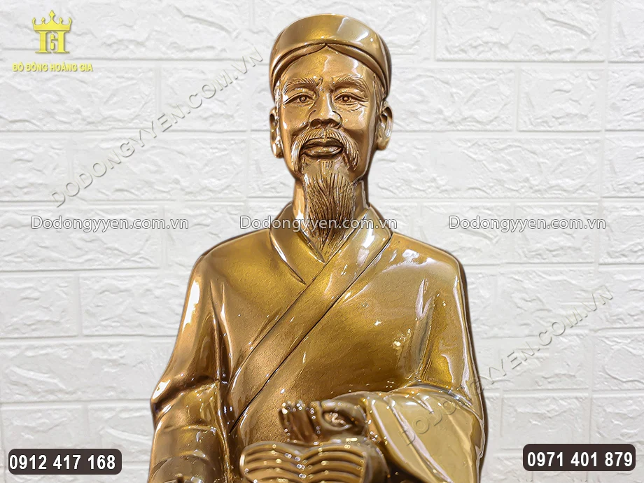 Gương mặt của &ocirc;ng được chạm khắc tinh tế, sắc n&eacute;t